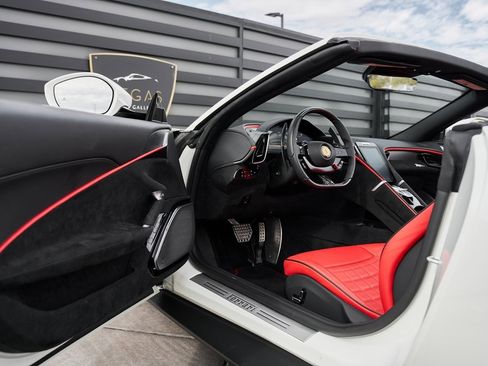 Used 2024 Ferrari Roma Spider image 31