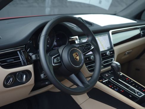Certified 2025 Porsche Macan image 4