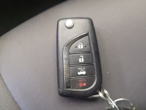 Used 2019 Toyota Camry LE FWD image 32
