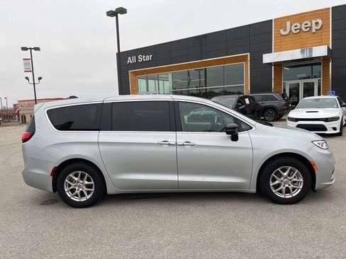 Used 2024 Chrysler Pacifica Touring-L image 2