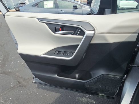 Used 2022 Toyota RAV4 Limited AWD/4WD image 23