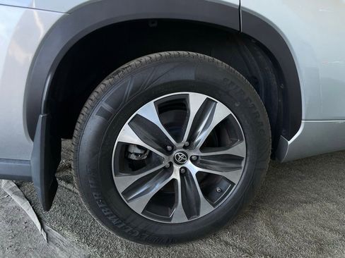 Used 2020 Toyota Highlander XLE image 10