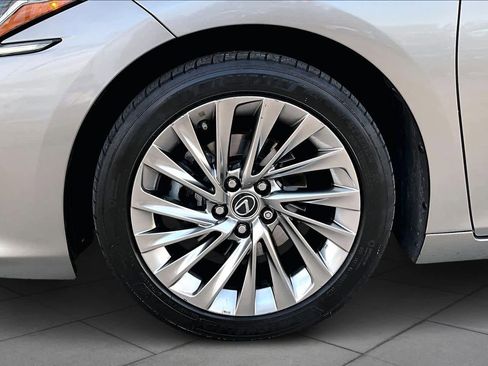 Used 2019 Lexus ES 350 w/ Luxury Package image 10