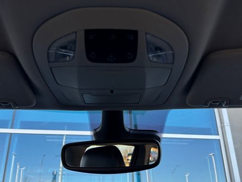 Used 2024 Chrysler Pacifica Touring-L image 21