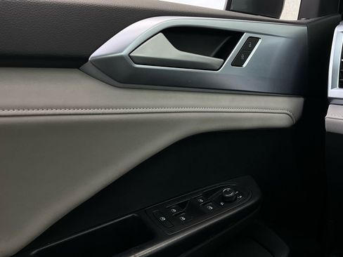 Used 2025 Volkswagen Taos SE image 21