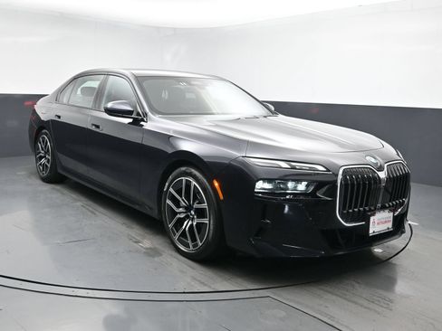 Used 2025 BMW 740i xDrive AWD/4WD image 2