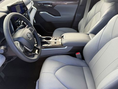 New 2026 Toyota Highlander Limited image 6