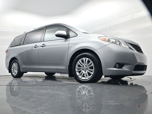 Used 2015 Toyota Sienna XLE image 47