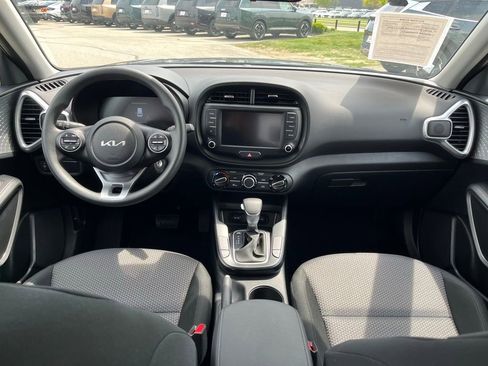 Used 2025 Kia Soul LX w/ LX Technology Package FWD image 16