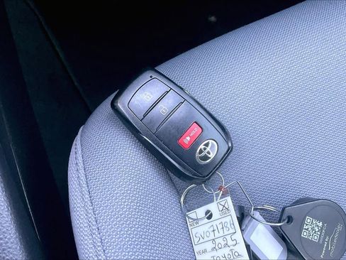 Used 2025 Toyota Corolla Cross AWD Hybrid image 15