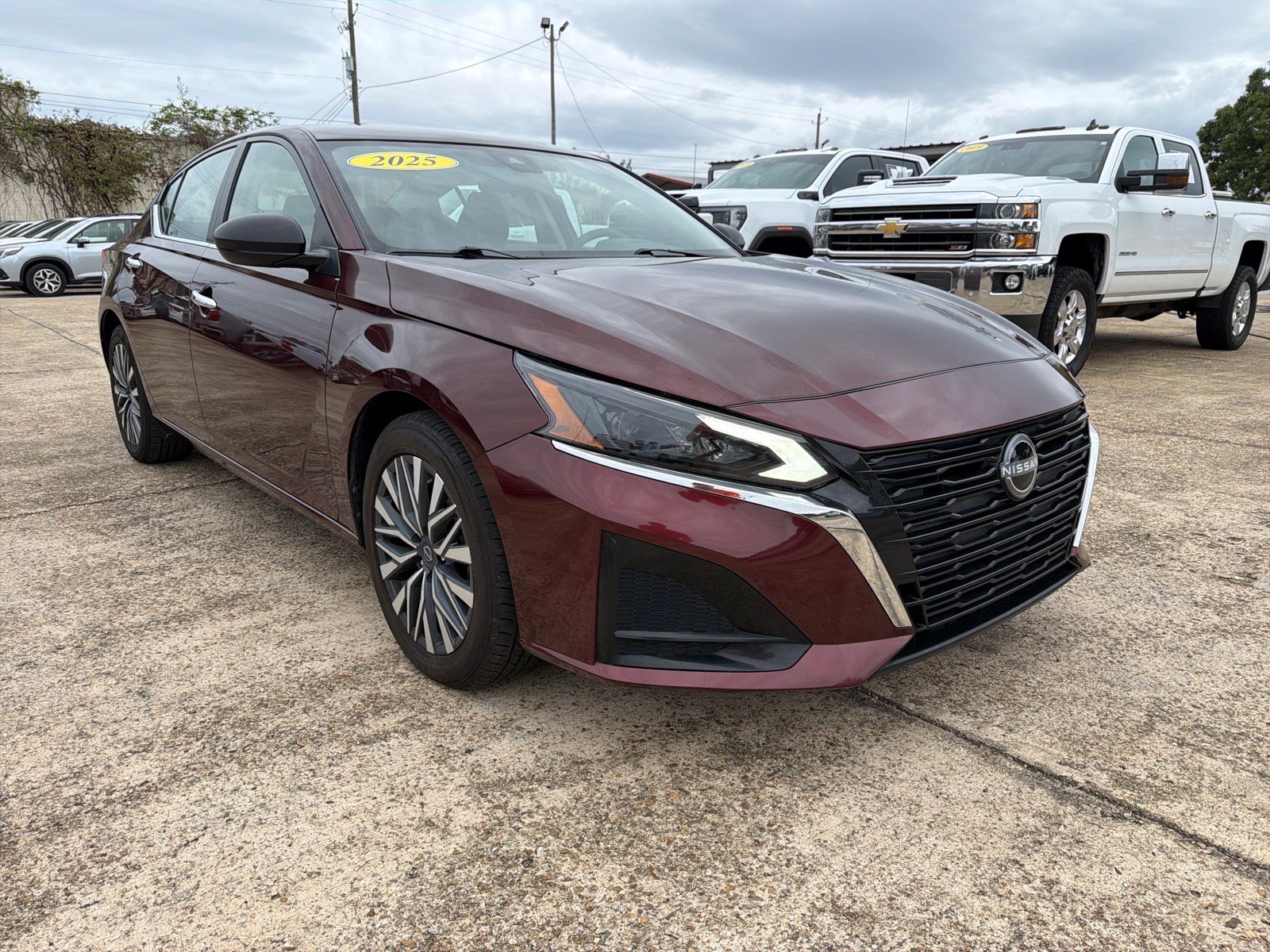 Used 2025 Nissan Altima 2.5 SV FWD image 2