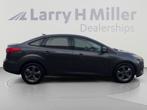 Used 2018 Ford Focus SE w/ SE Appearance Package FWD image 6