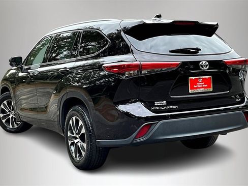 Used 2022 Toyota Highlander XLE image 4