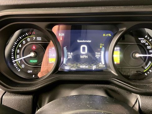Used 2025 Jeep Wrangler Unlimited Sahara AWD/4WD image 12