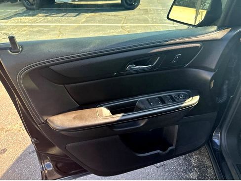 Used 2015 GMC Acadia SLE image 21