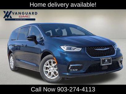 Used 2025 Chrysler Pacifica Select