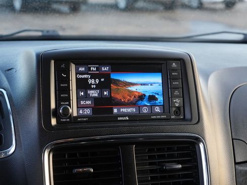 Used 2018 Dodge Grand Caravan SE w/ UConnect Hands-Free Group image 22