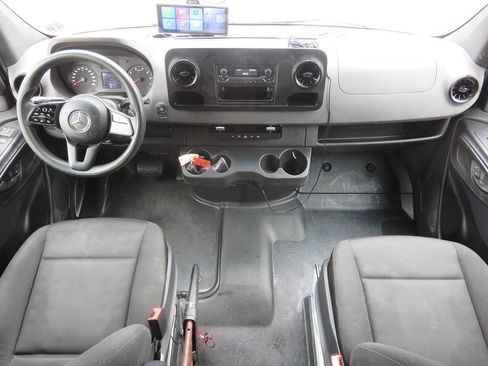 Used 2022 Mercedes-Benz Sprinter 2500 image 16
