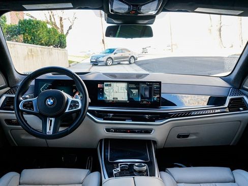 Used 2023 BMW X7 M60i w/ Executive Package image 9