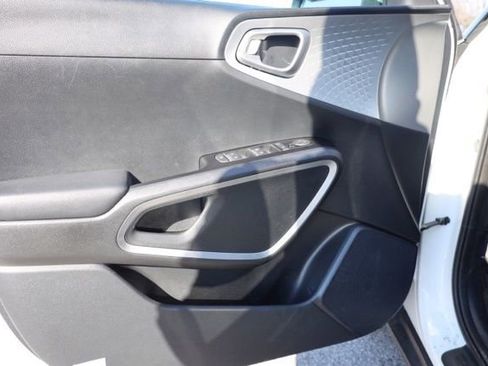 Used 2025 Kia Soul LX image 20