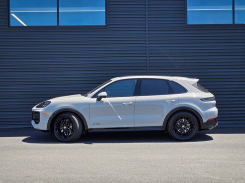 Certified 2026 Porsche Cayenne GTS AWD/4WD image 3