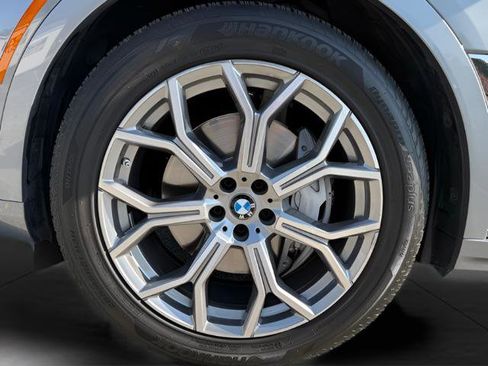Used 2024 BMW X7 xDrive40i image 9