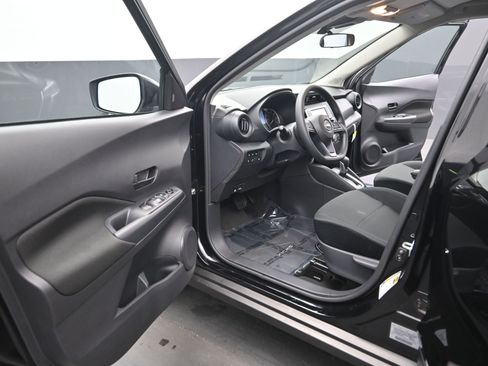 Certified 2025 Nissan Kicks Play S image 13