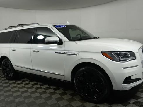 Used 2024 Lincoln Navigator L Reserve AWD/4WD image 2