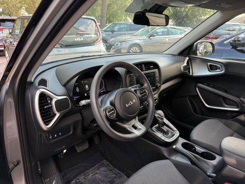 Used 2025 Kia Soul LX w/ LX Technology Package FWD image 31