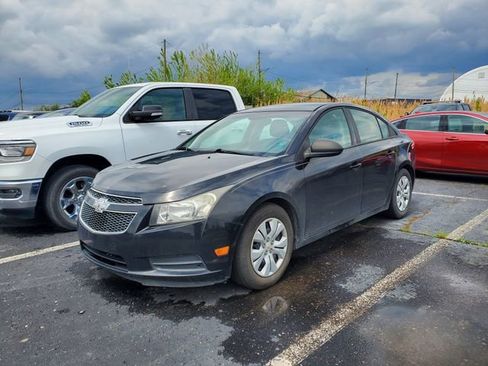 Used 2013 Chevrolet Cruze LS FWD image 2