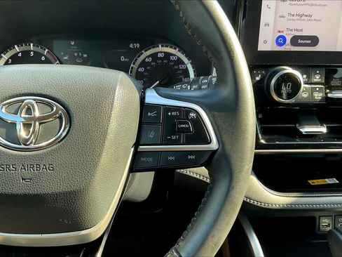 Used 2024 Toyota Highlander XLE FWD image 25