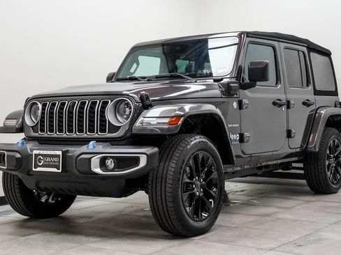 Used 2024 Jeep Wrangler Unlimited Sahara w/ Technology Group AWD/4WD image 7