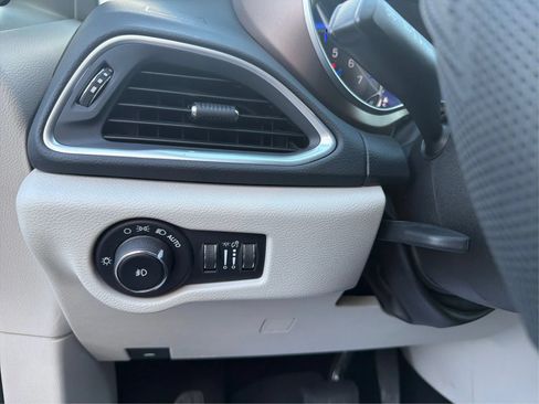 Used 2018 Chrysler Pacifica Touring-L Plus FWD image 18