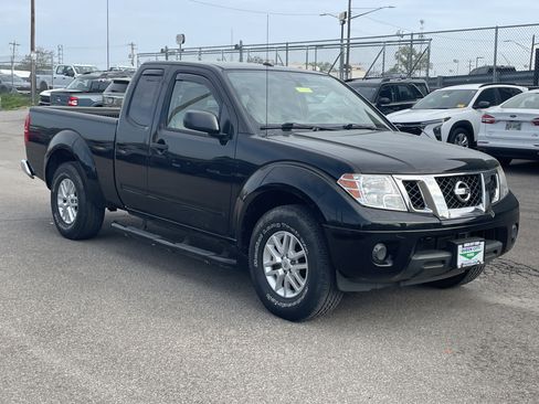Used 2015 Nissan Frontier SV image 1