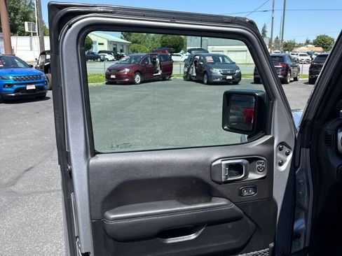 Used 2021 Jeep Wrangler Unlimited Sahara w/ Uconnect 4C Nav & Sound Group AWD/4WD image 8