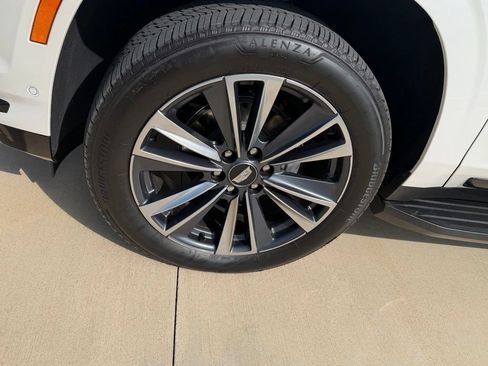 Used 2025 Cadillac Escalade ESV Sport AWD/4WD image 9