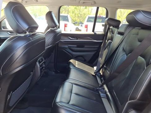 Certified 2023 Jeep Grand Cherokee Limited w/ Black Appearance Package AWD/4WD image 17