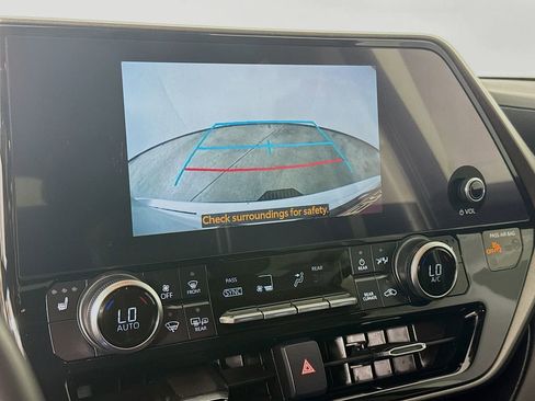 Used 2023 Toyota Highlander XLE AWD/4WD image 21