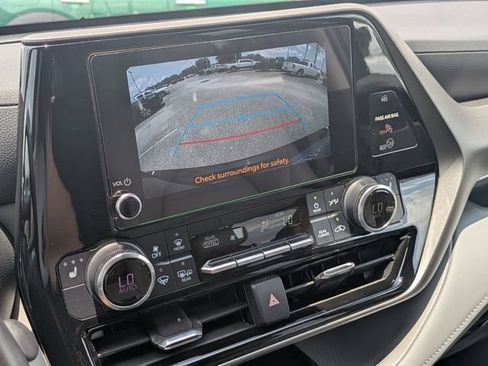 Used 2024 Toyota Highlander XLE FWD image 24