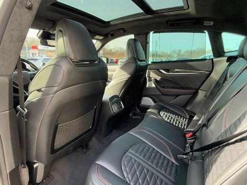 Used 2022 Maserati Levante Trofeo image 27