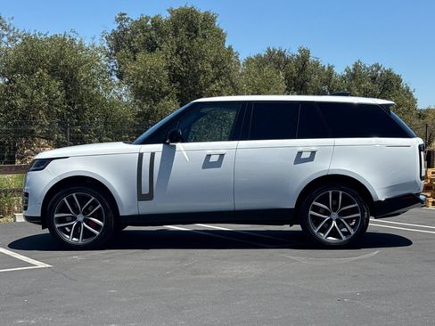Used 2025 Land Rover Range Rover SE AWD/4WD image 3