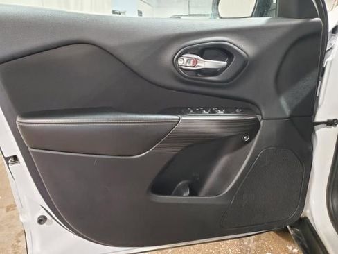 Used 2014 Jeep Cherokee Latitude w/ Comfort/Convenience Group image 19