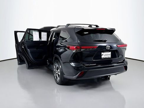 Used 2020 Toyota Highlander XLE AWD/4WD image 25