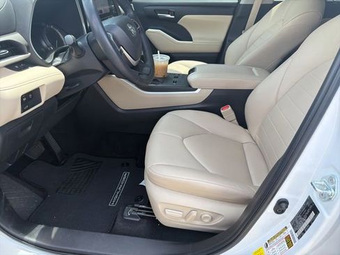 Used 2023 Toyota Highlander XLE FWD image 6