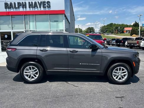 Used 2025 Jeep Grand Cherokee Laredo X w/ Trailer Tow Package AWD/4WD image 2