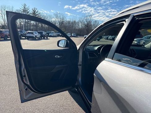 Used 2019 Jeep Cherokee Latitude Plus w/ Cold Weather Group image 20