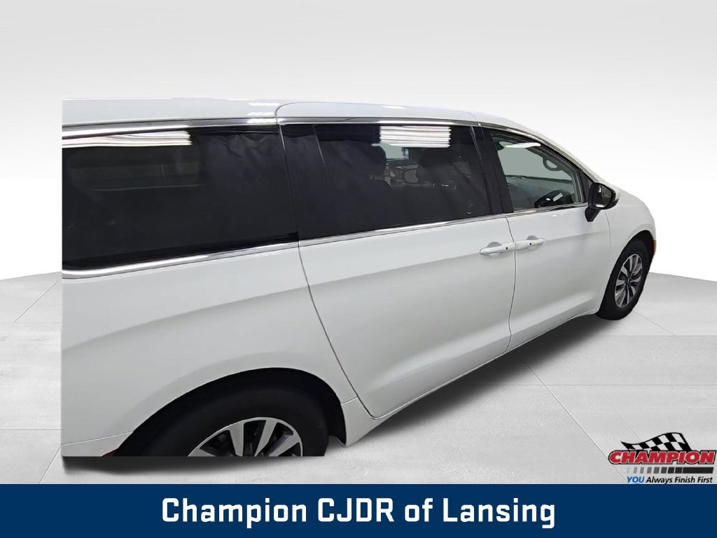 Used 2023 Chrysler Pacifica Touring-L FWD image 11