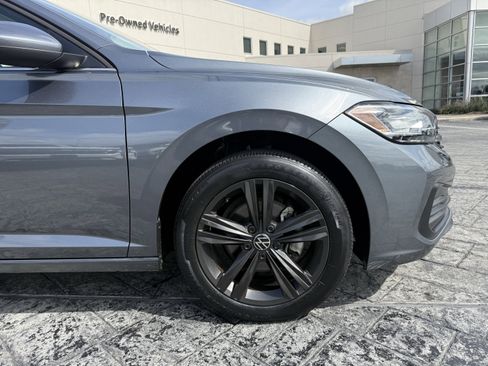 Used 2022 Volkswagen Jetta SE image 9