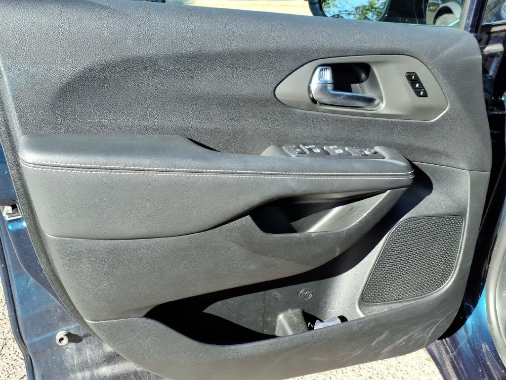 Used 2025 Chrysler Pacifica Select FWD image 14