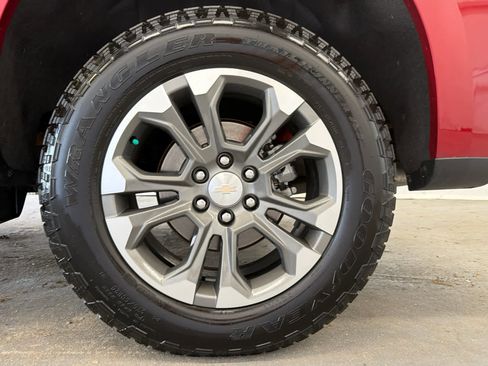 Used 2024 Chevrolet Silverado 1500 High Country w/ Technology Package AWD/4WD image 9